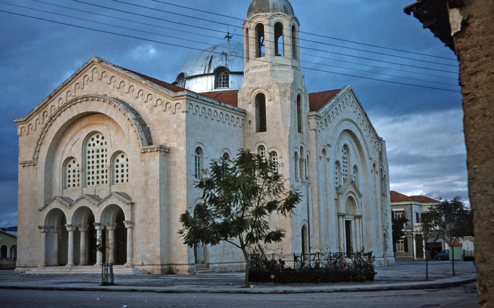 Ο Ιερός Ναός Αγίας Τριάδος στη Λεμεσό της Κύπρου, φωτογραφημένος τη δεκαετία του 1950