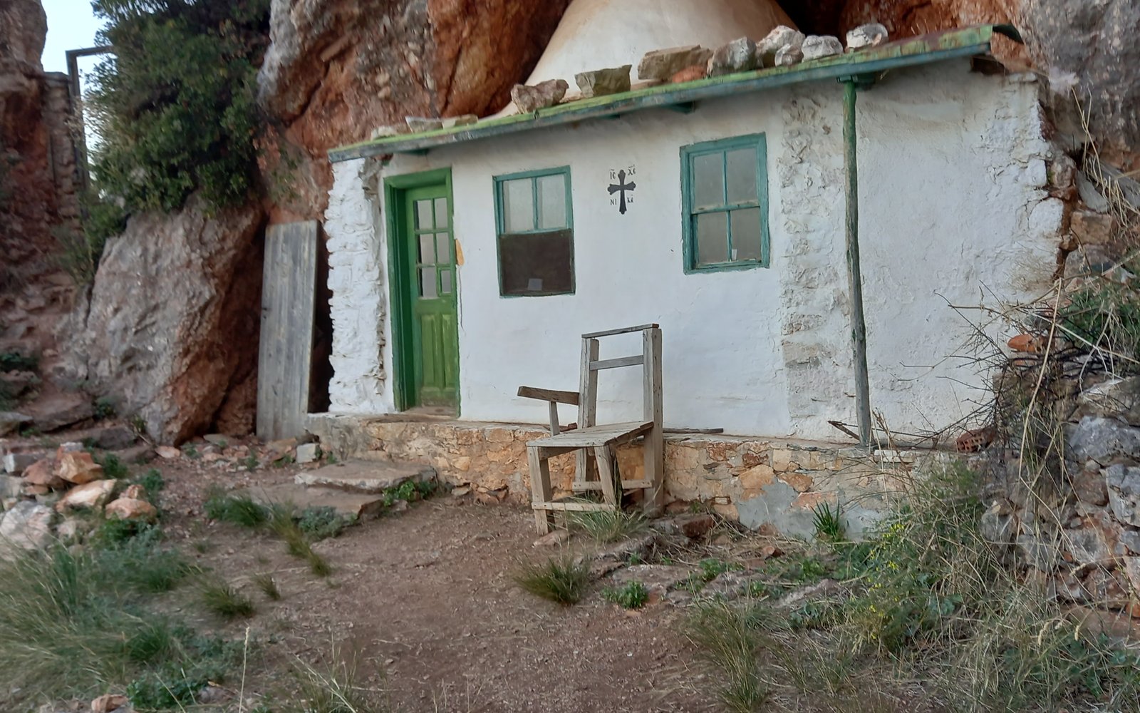 Το ασκητικό κελλί του Αγίου Ιωσήφ του Ησυχαστού κάτω από τον βράχο
